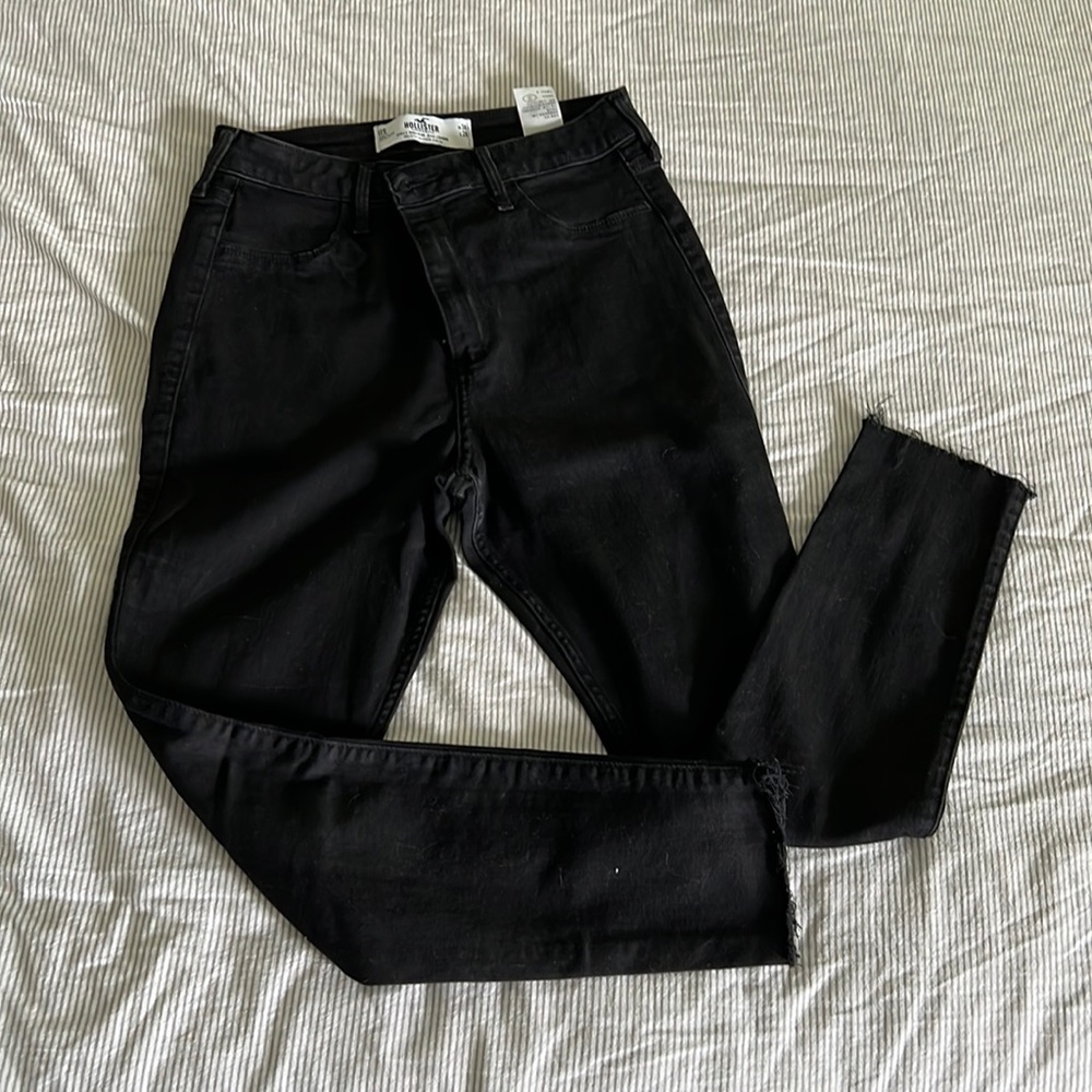 Hugh rise black Hollister jean leggings. Size 11S. Never worn but no tags.